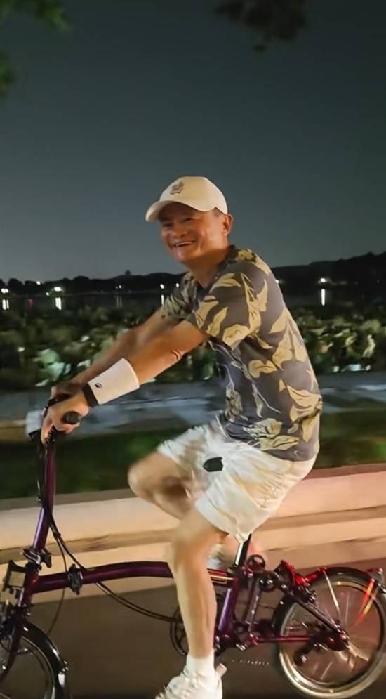 星空·综合体育网友偶遇马云夜骑西湖 一身活动装骑万元自行车(图2)